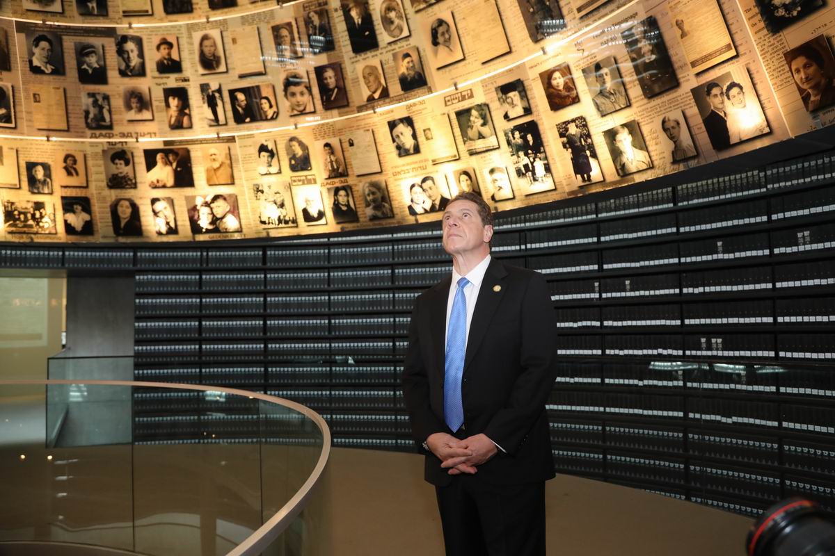 מושל ניו יורק אנדרו קואומו בהיכל השמות ביד ושם, אתר הנצחה ליהודים שנרצחו בשואה